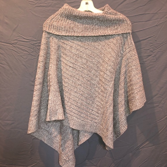 Knitted poncho - Picture 3 of 5